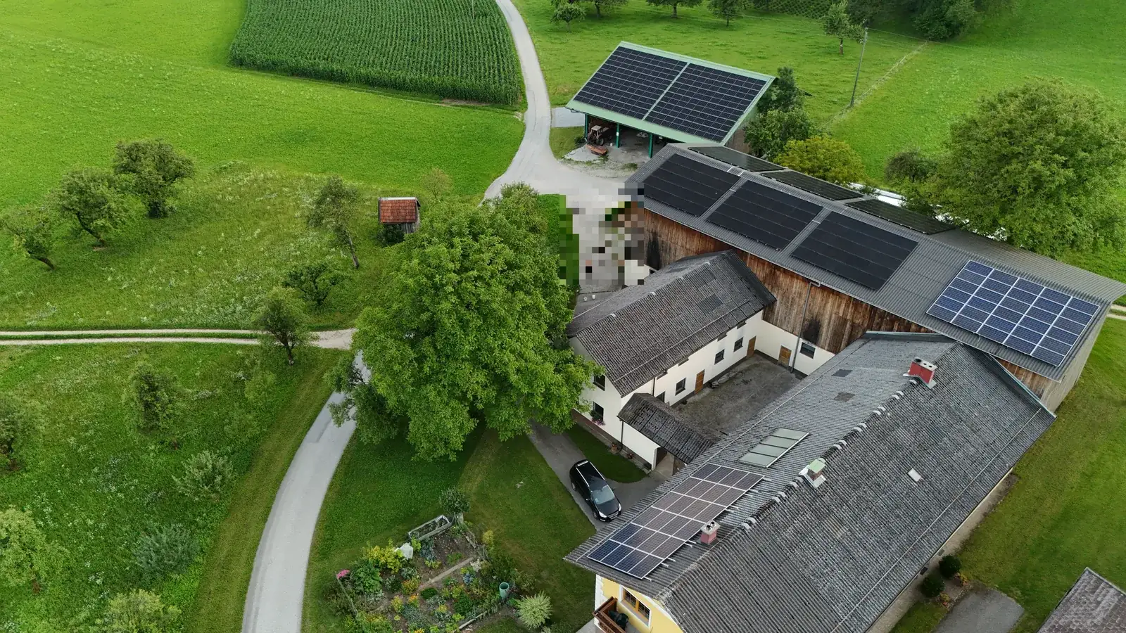 Hof-Ensemble aus der Luft mit Photovoltaik auf mehreren Dächern