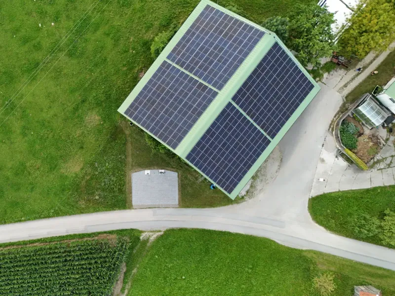 Senkrechte Luftaufnahme einer Scheune mit voll belegtem Photovoltaik-Dach