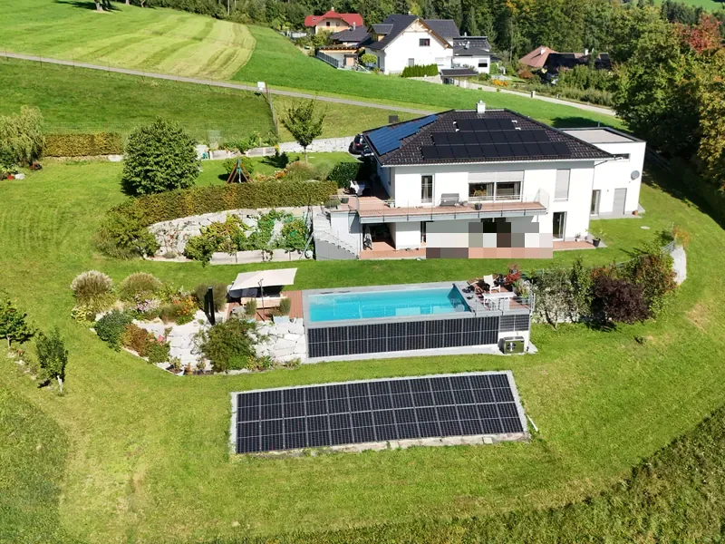 Einfamilienhaus mit Photovoltaik am Dach und Freiflächenanlage