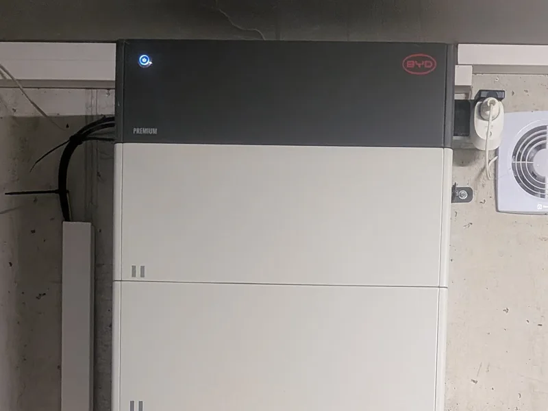 BYD Batteriespeicher-Turm in einem Technikraum